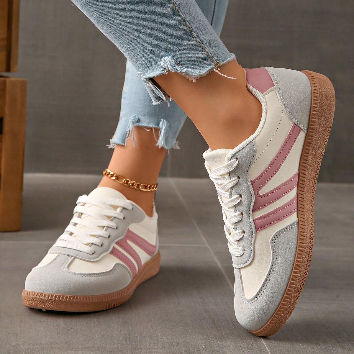 Women's orthopaedic leather trainers – low-top lace-up