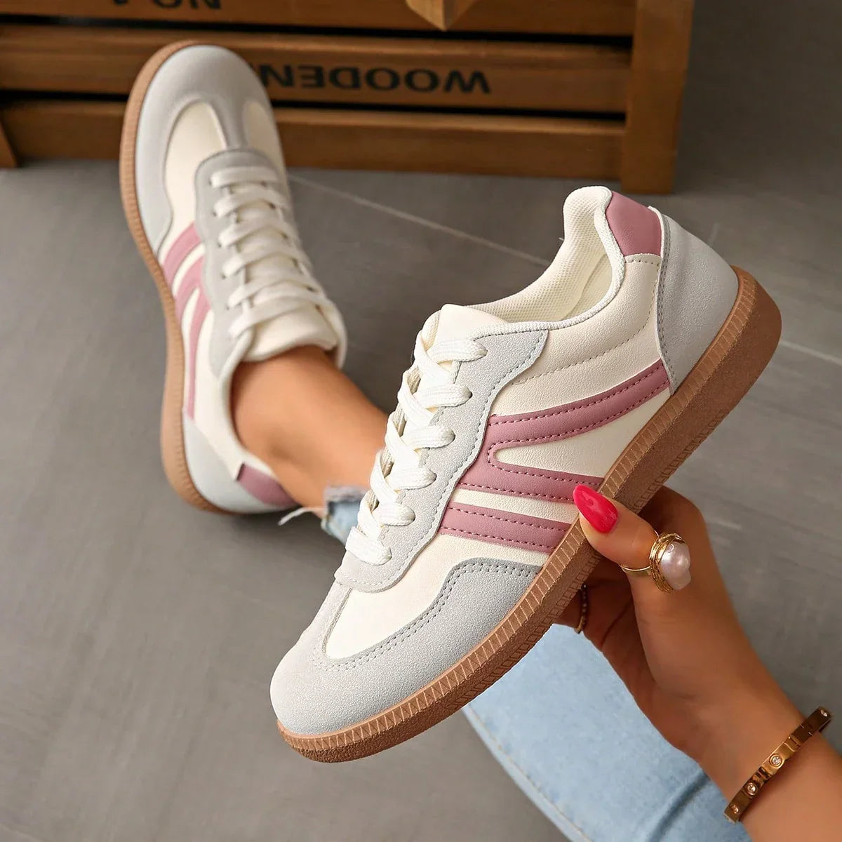 Women's orthopaedic leather trainers – low-top lace-up