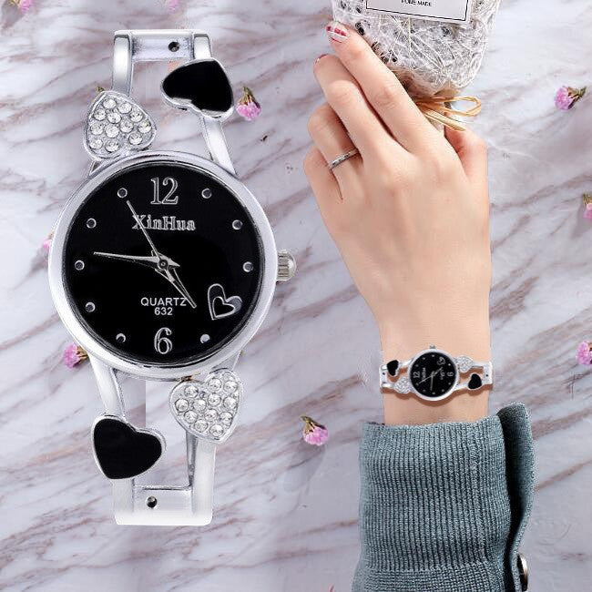 Women's quartz wristwatch – round dial with heart
