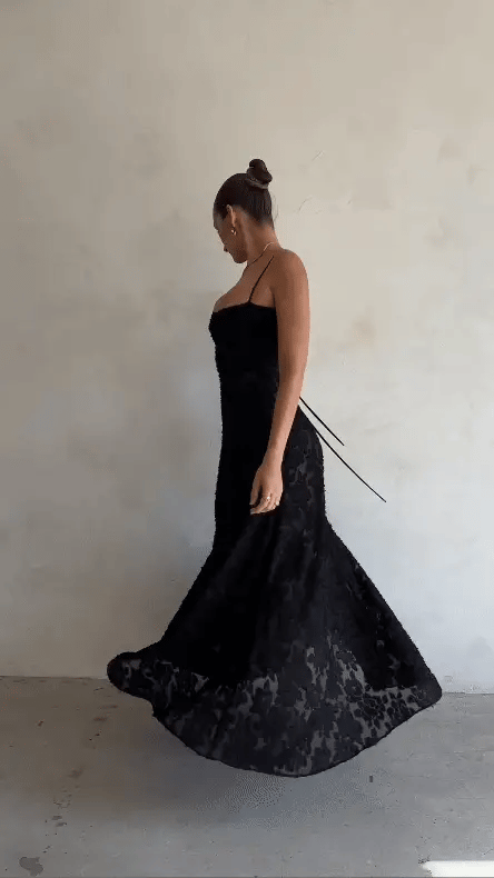 Women's strappy maxi dress – Fitted cut with flared hem