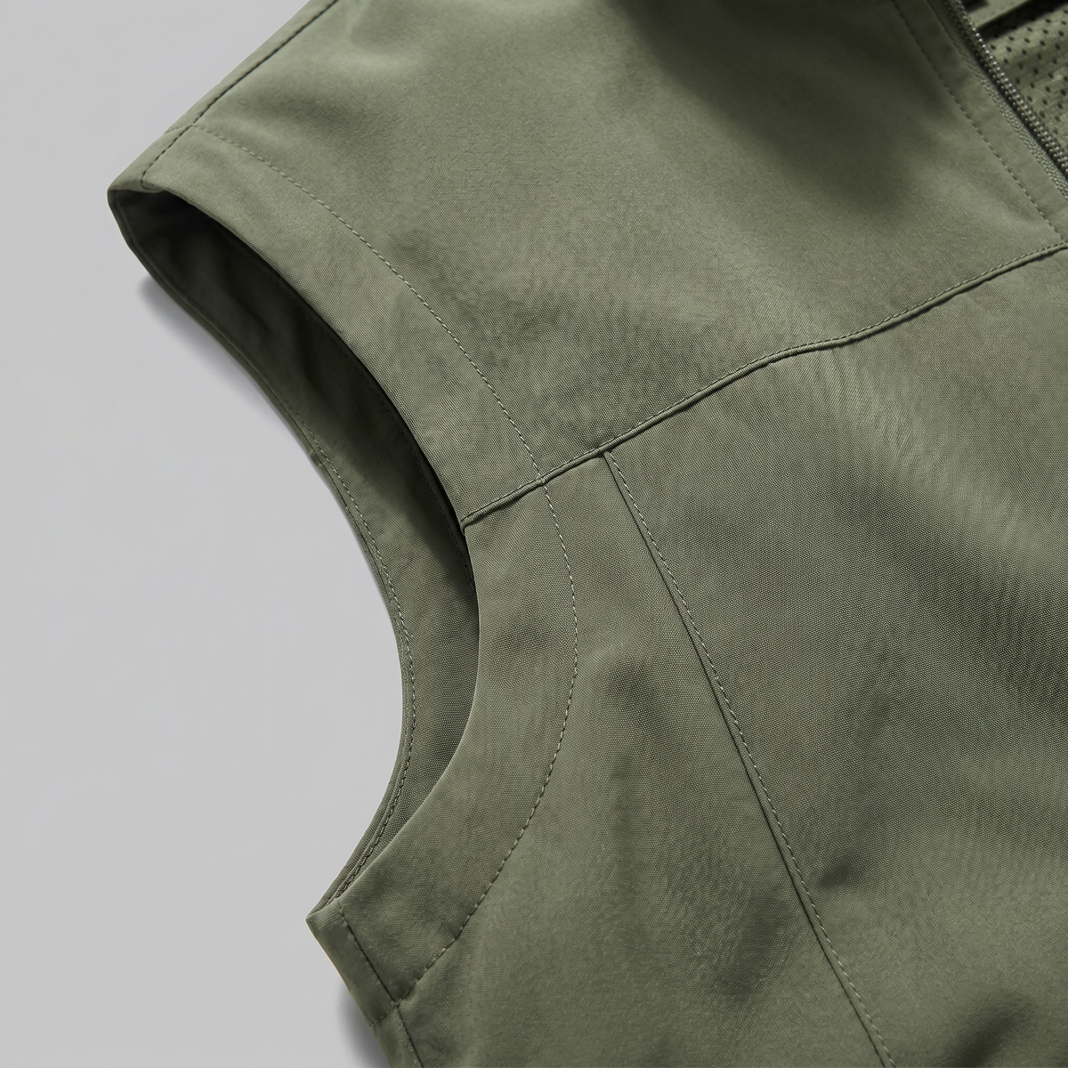 Men's Lightweight Sleeveless Vest – Utility Style with Zippered Pockets