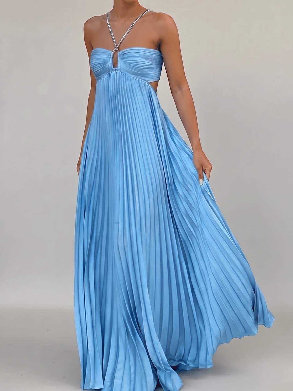 Long Women's Dress with Open Back and Pleated Halter Neck – Flowing Silhouette Floor-Length