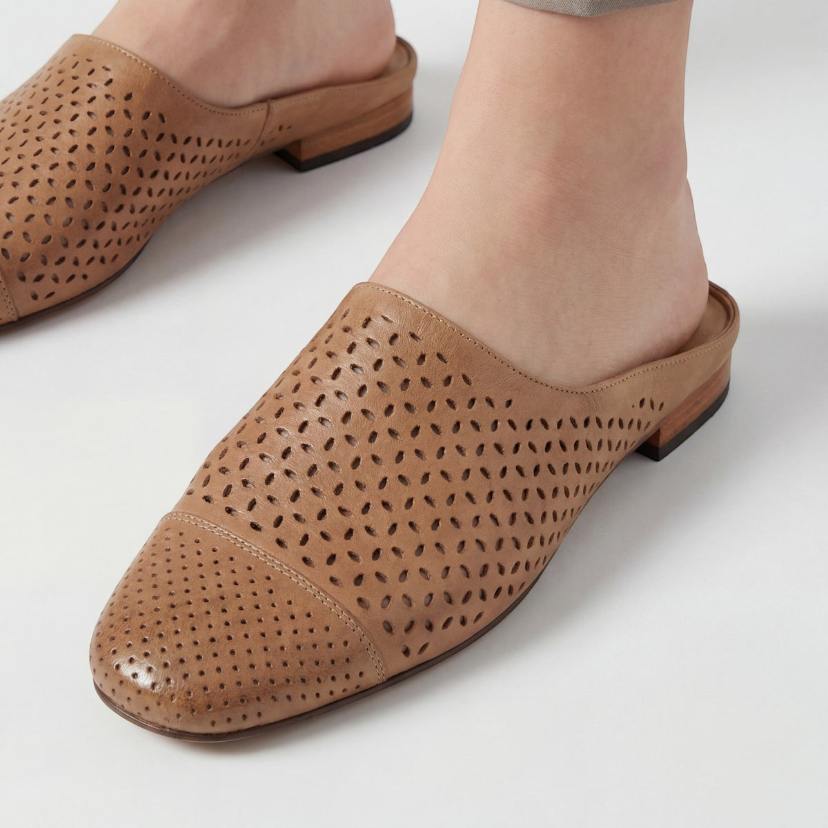 Women's Leather Mules – Closed Toe Standard Fit
