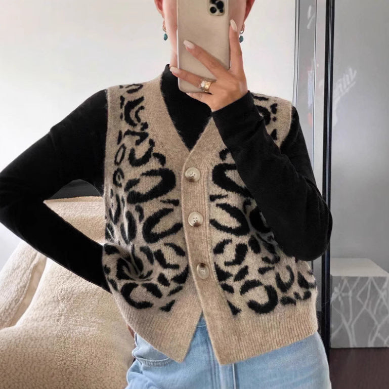 Women's Leopard Cardigan in Knit - V-Neck Classic Fit