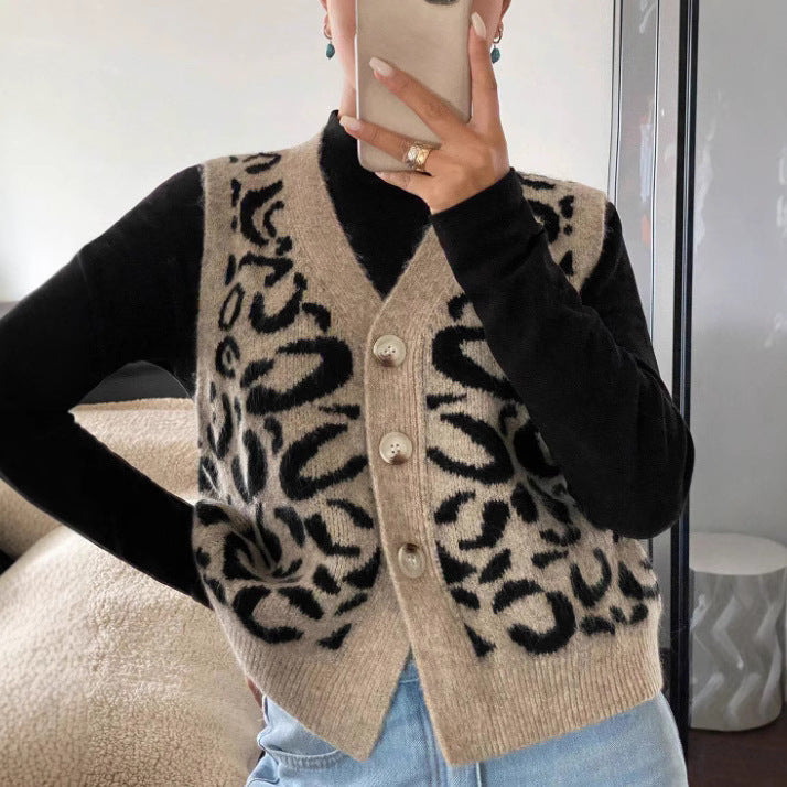Women's Leopard Cardigan in Knit - V-Neck Classic Fit